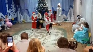 танец дедов морозов