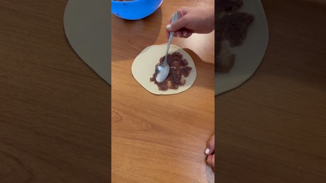 Сочные мощные Домашние чебуреки готовим дома.We cook juicy Homemade cheburek at home.