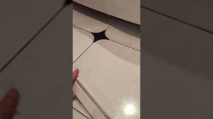 Как закрыть зазор между экранов ванны и полом