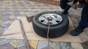 Как снять шину с диска без шиномонтажа и инструментов! How to remove a tire from a rim without tool