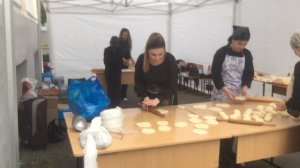 Готовка и раздача лакумов и сыра у памятника "Древо жизни" / Жьэрымэ /  20 мая, Нальчик / КБР