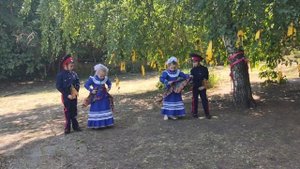 Казачья игра-забава _Принеси платок казачке_.mp4