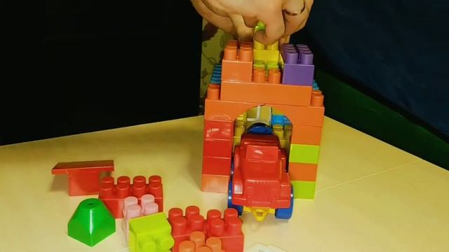 Строим дом из конструктора вместе с гаражом для машины - развивающие игрушки для детей