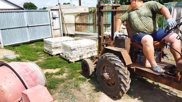 самодельный трактор с вилочным погрузчиком, работаем на стройке (часть1) смотреть онлайн