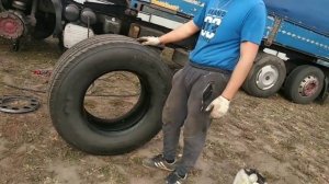 Бортирую брату колеса на Мане .Откручиваю гайки пневмогайковертом.