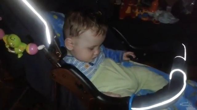 смешной засыпающий малыш смотреть онлайн