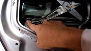 Toyota RAV4 2,0 Тойота РАВ 4 2007 года Снимаем обшивку передней левой двери, перекос стекла