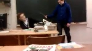 Ученик бьёт учителя в классе
