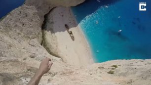 Сумасшедшие прыжки со скалы (бухта Навайо на Закинфе)