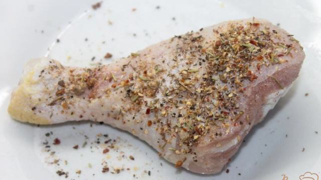 Куриная ножка в беконе с соусом Песто