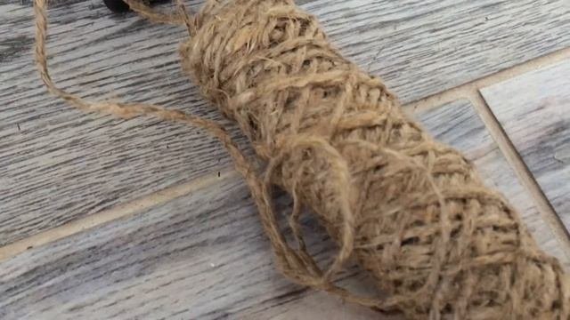 Когтеточка на ножке стола. Экологично и дешево.