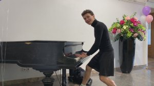 Играю на фортепиано музыкальный саундтрек из фильма "Интерстеллар" в центре Санкт-Петербурга :)