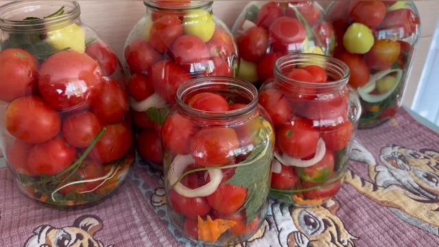 Мариновані помідори на зиму, перевірений старий рецепт, консервація заготовка помідори з цибулею