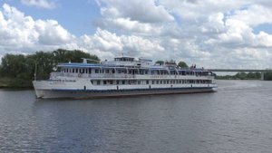 Круизный теплоход Башкортостан (Проект: 305, тип Дунай) идет вверх по Москва-реке