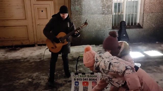 Гитарист Евгений Красных выступает под аркой Главного штаба в Санкт-Петербурге...
