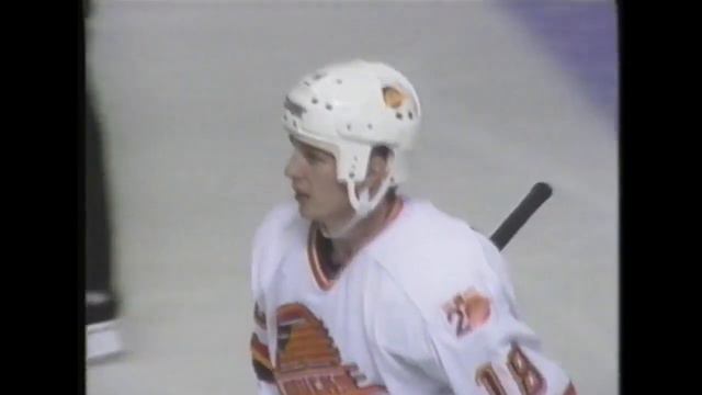 Igor Larionov scores vs Kings after nice Vladimir Krutov's play (13 oct 1989)