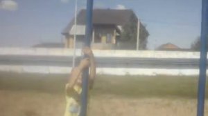 как висеть без рук на высоком турнике