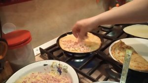 Блины с колбасой и со сыром.