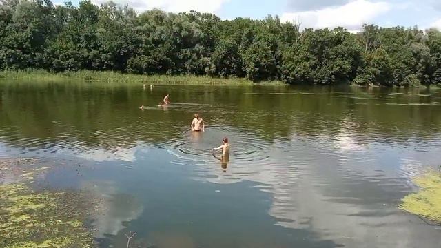 Отдыхаем, купаемся на речке.