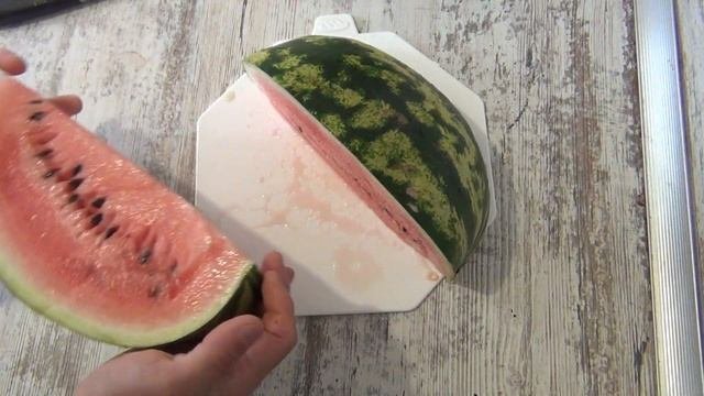 Как нарезать арбуз красиво и быстро