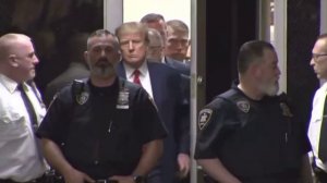 Трамп зашёл в зал суда