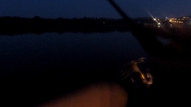 Секрет ловли судака раскрыт! Бешеный клёв судака! Жор судака в центре города Киева! смотреть онлайн