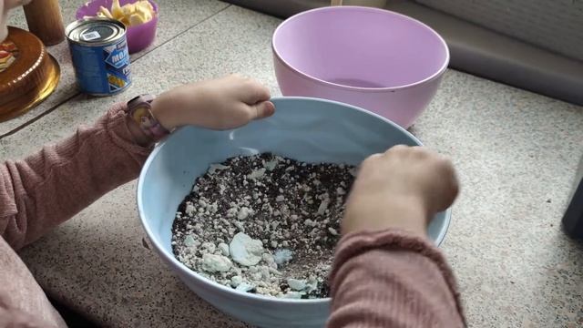 4Д Четыре девочки. Я готовлю. Торт без выпечки с прослойкой безе и орео смотреть онлайн