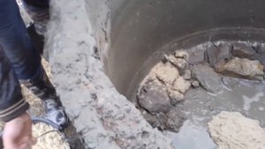 Из бетонного  кольца сделали бассейн для рыбы