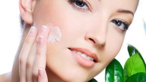 Жалко выбрасывать? Как использовать просроченный крем – хитрости на разные случаи