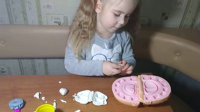 Плей До мистер Зубастик. Играем в стоматолога с Play Doh Зубастик смотреть онлайн