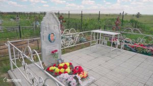 Фигурный мраморный памятник, укладка плитки, ограда, стол и лавочка