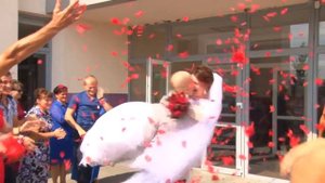 как правильно бросать лепестки роз на молодоженов