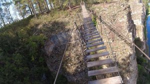 Пытаюсь пройти по подвесному мосту на Больших Притёсах на реке Ай