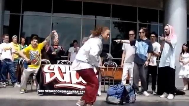 Девушка классно танцует хипхоп Настя Гончаренко)