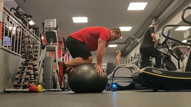 Основы баланса на фитболе с прогрессией выполнения