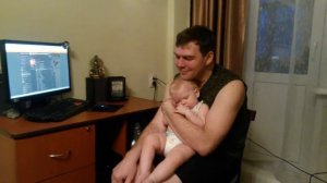 Доча засыпает на руках у папы)