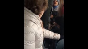 Бабка борется за место в автобусе)