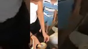 Дети звонят по старому телефону.