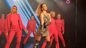 Бузова без бюстгальтера зажгла на сцене: кадры новогодней вечеринки