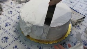 Очень быстрое оформление торта кремом.