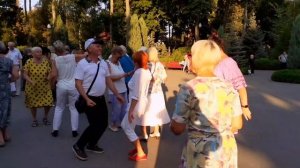 Я КАЖДЫЙ ДЕНЬ ДАРИЛ ТЕБЕ ТЮЛЬПАНЫ! ТАНЦЫ В ПАРКЕ ГОРЬКОГО ХАРЬКОВ