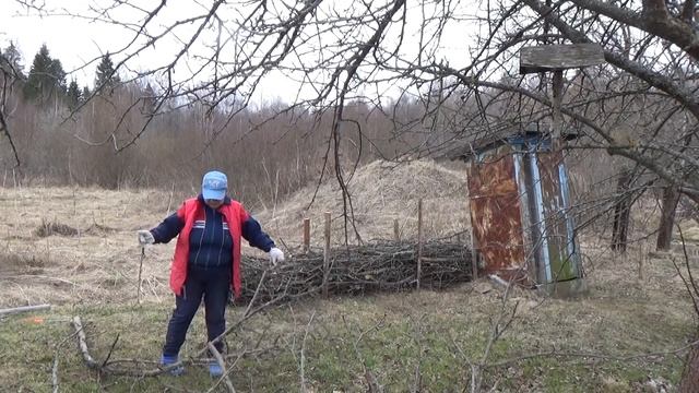 НА ДАЧЕ// ПРОСТЕЙШИЙ ЗАБОР ИЗ ВЕТОК смотреть онлайн