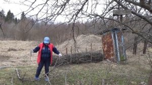 НА ДАЧЕ// ПРОСТЕЙШИЙ ЗАБОР ИЗ ВЕТОК