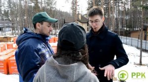 Офисные сотрудники на реальном объекте.