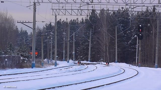 Встреча пригородных поездов на станции Березит. ТЭП70-0520 и 2ТЭ116-1255 секция А смотреть онлайн