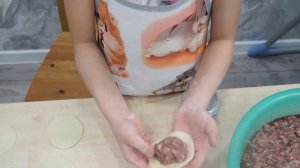 Дарина готовит блюдо Монгольское (бурятское) под названием бузы