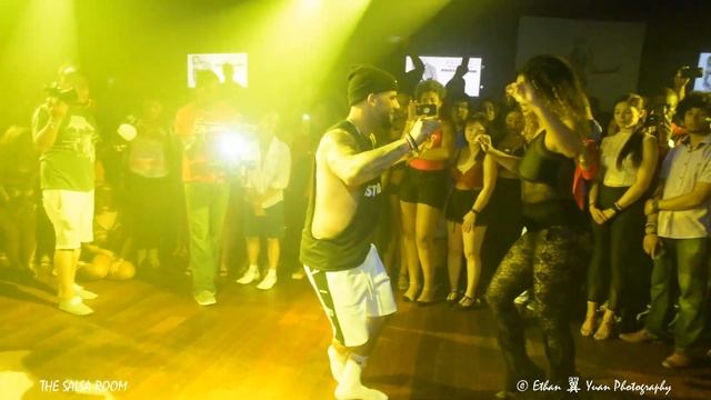 Jorge y Tanja ( Ataca & Alemana) Bachata Demo [Kewin Cosmos - Sin Censura] @ The Salsa Room 2018 смотреть онлайн