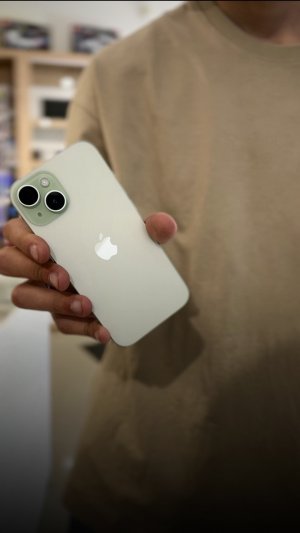 iPhone 15 в зеленом цвете станет отличным дополнением к летнему настроению🍏