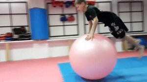 Трюки на фитболе.  Еля Тайкан.