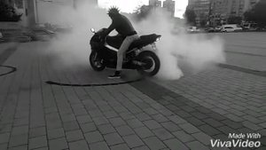 Отжиг бернаут на мотоцикле спортбайк suzuki gsxr
